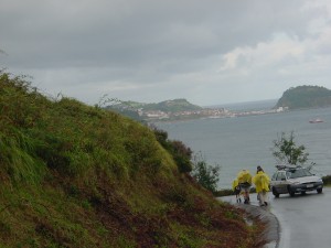 雨降りの中、カンタブリア海に沿ってサラウツへ