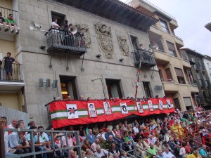 町役場のバルコニーが主賓席に