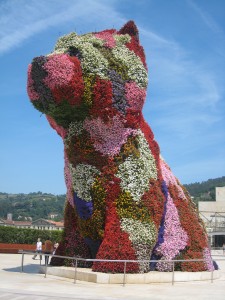 沢山の生花に色取りされた「子犬」 年間を通して維持管理していくのは大変だろうに