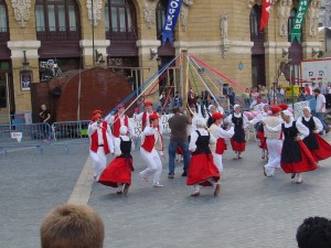 バスクの民族衣装を着た男女の伝統舞踊