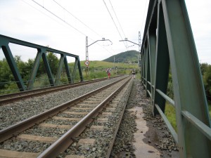 モグロ川の鉄橋を渡る