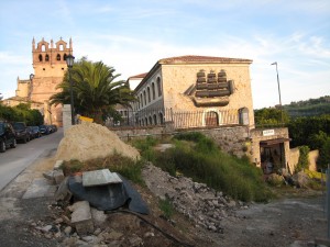 サンタ・マリア・デ・ロス・アルヘンス教会と隣りのアルベルゲ