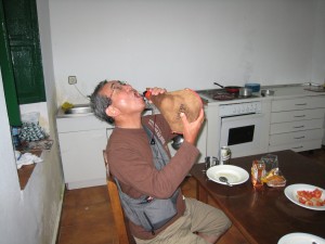 革袋からワインを流し込む