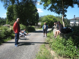 サン・ロマン・ダ・レトルタのアルベルゲのオープンを待つ