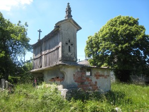 ガリシア州独特のオレオ(床面が長方形の高床式穀蔵)