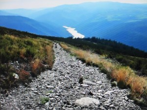 サリメ貯水湖まで下る(you tubeより)