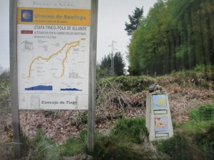 分岐点での道標 右手:オスビタス、左手:ラ・アジャンデ