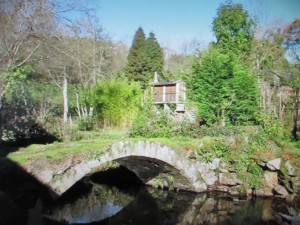 小川に架かるローマ橋(you tubeより)