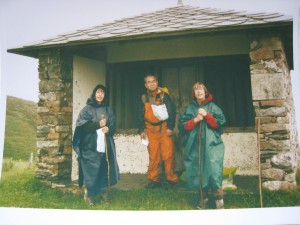 オスピタル・デ・モントウト礼拝堂の前でフランス人女医さんと