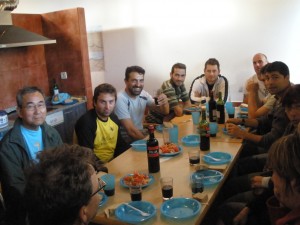 カダボ・バレイラ アルベルゲでテーブルを囲んで夕食後