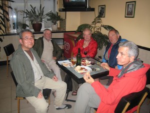 カダボ・バレイラ バルのテーブルを囲む