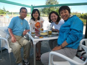 韓国女性たちとテーブルを囲んで