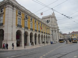 コメルシオ広場前のアルセナル通り