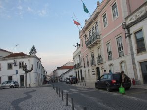 旧道に面しているアザンブージャの町役場