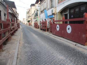 旧道の両側に木の柵