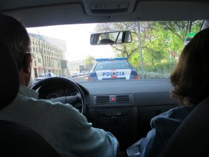 パトカーに先導される車に乗って