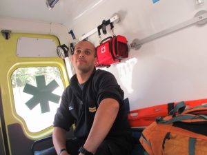 救急車に添乗した消防士