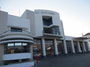 サンタレンの新築の消防署、消防車はシャッターに遮られて見えなかった