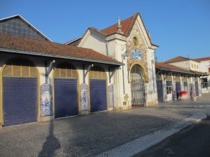 サンタレンの町営市場、建物の壁にもアズレージョ