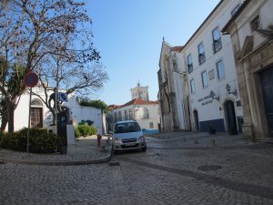 サンタレンの巡礼路に戻った、どこにもポルトガル独特の石畳が