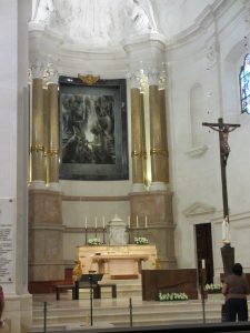 バジリカの内部、正面にマリア像