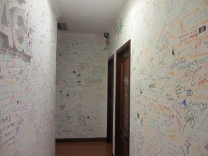 ”オスタル2300トマール”の廊下の落書きで埋まった壁