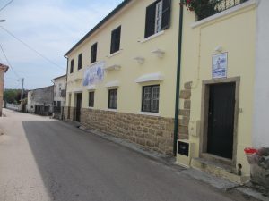 ソイアンダ 民家にも小さなアズレージョが外壁に嵌め込まれている