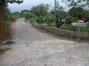 こんな田舎道にも石畳が敷かれていた