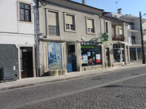 アンシアォンの薬局にもアズレージョが 車道も歩道も石畳