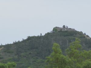 ラバサールに近づくと、遠い丘の上にゲルマネロ城址が見えた。12世紀にアフォンソ・エンリケに命じられて築かれた。ムーア人の侵入を防ぐため城壁が造られた。