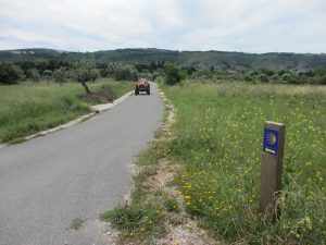 巡礼路で農夫の乗ったトラクターと行き会う。町中でも人影がなく、トラクターに行き会うとほっとした