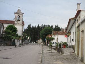 ひっそりとしたラバサールの街路と教会