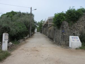 ザンブジュアル 道の両側にアズレージョの道標と案内板