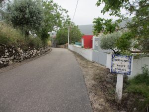 アズレージョに「フォンテ・コベルタへようこそ」と