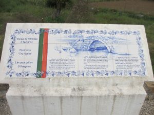 1636年に築かれたフォンテ・コベルタ橋とアズレージョのその説明板