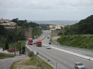 コインブラ、高速道路に切り離されたローマ時代の水道橋