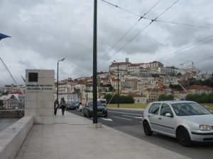 モンテゴ川に架るサンタ・クララ橋と対岸の丘に広がるコインブラの町