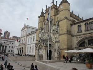 5月8日広場を前にしたサンタ・クルス修道院と郵便局