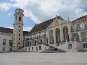 コインブラ大学のラテン回廊と時計台
