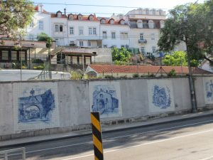 コインブラの通りのコンクリート壁にもアズレージョが見られた