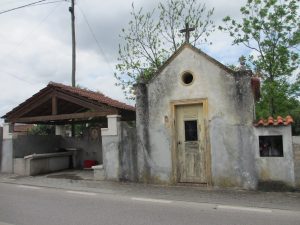 こじんまりした礼拝堂と共同洗濯場