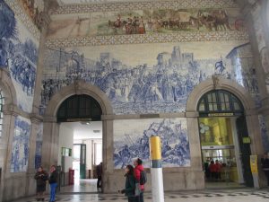 ポルトのサン・ベント駅駅舎をアズレージョで飾る
