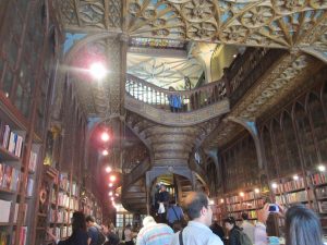 世界一美しいと言われるポルトの本屋、リヴラリーア・レロ 3ユーロ払って入場した